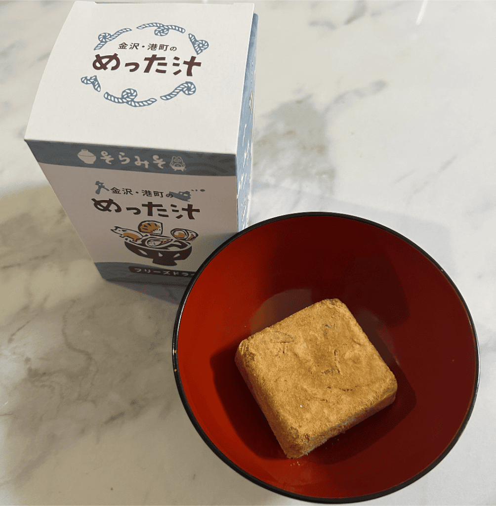 フリーズドライのめった汁をお椀に入れてお湯を注ぐだけで完成します。