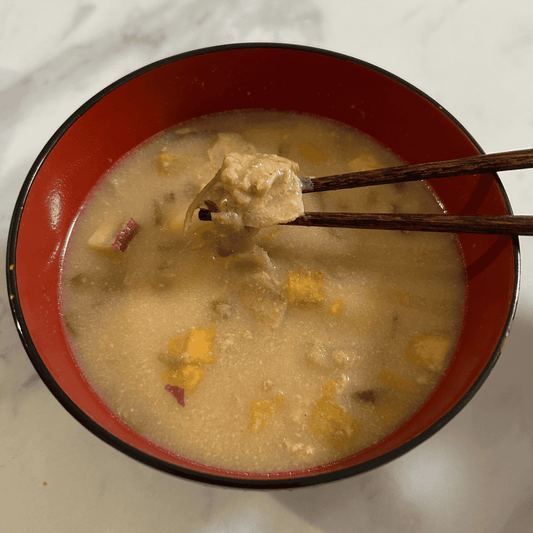 金沢のめった汁は、具沢山で粕と生姜の風味が特徴です。