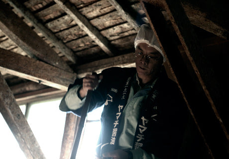 醤油蔵で杜氏が製造