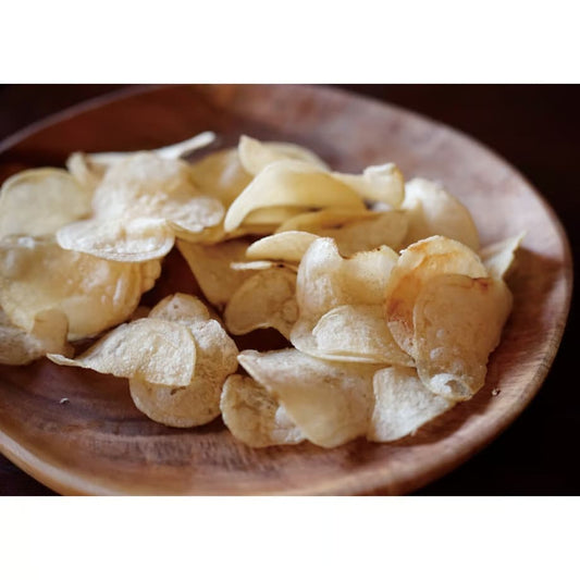 奥能登しおポテトチップス・お皿にのせた写真