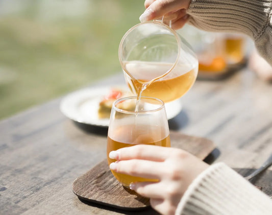 金沢の棒茶をカップに注ぐ盛り付け例