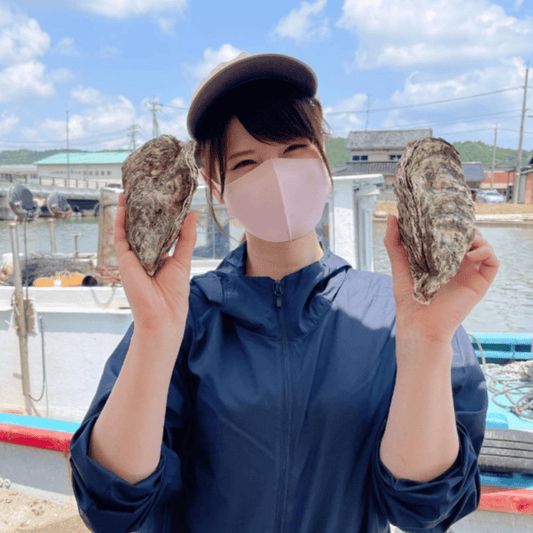 下村水産の浅井絢美社長。自ら水揚した能登牡蠣を産地直送でお届けします。