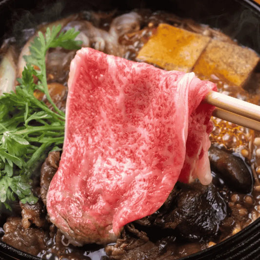 A5等級・長期肥育・国産黒毛和牛・すき焼きの調理例。甘くて旨い脂がすき焼きの旨さを引き立てます。お中元・お歳暮に選ばれています。