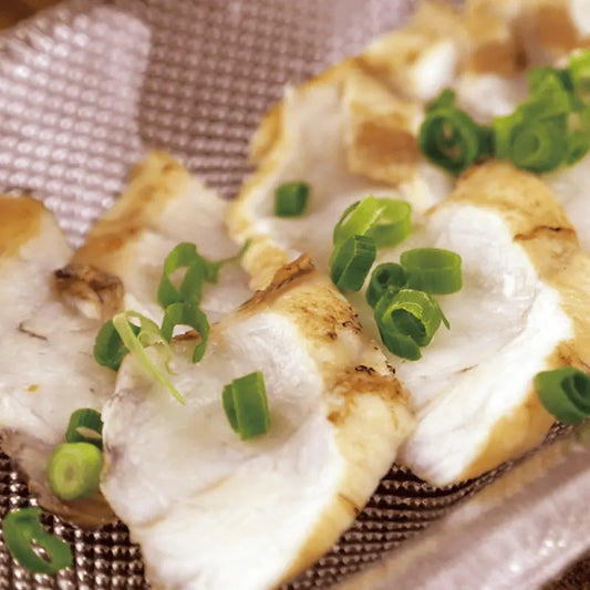 天然能登ふぐの炙りたたき・能登産の天然ふぐを秘伝の調味液に浸して表面を炙ってたたきに仕上げました。