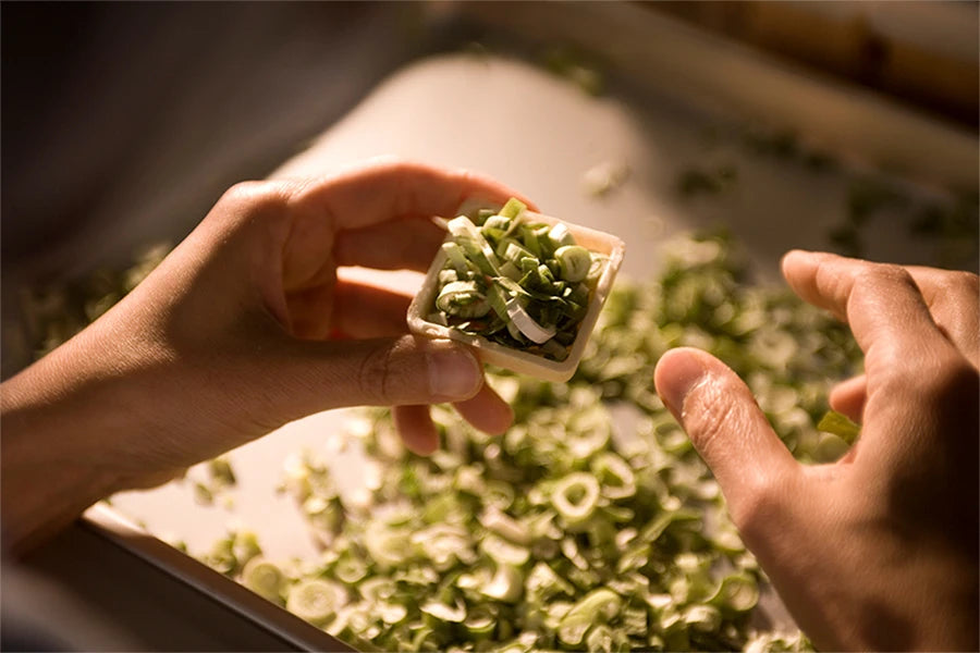 加賀麩不室屋の手作り作業の様子