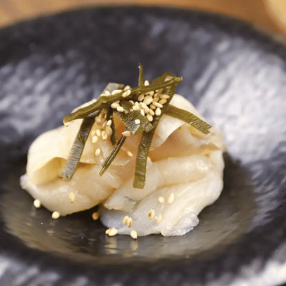 天然能登ふぐの昆布締め・天然の能登産ふぐを北海道産の昆布で締めて旨味を醸し出しました。カットしてあるので解凍してすぐお召し上がり頂けます。