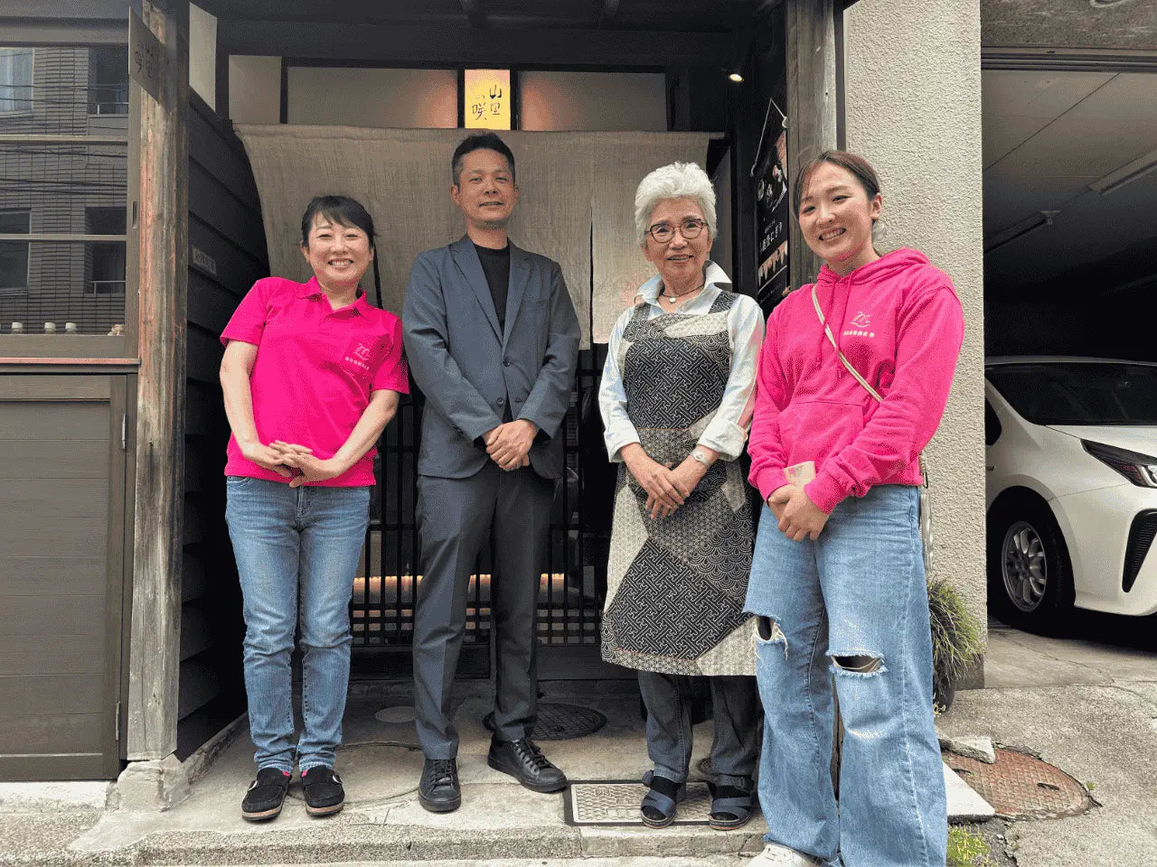 Anteの会長と、濱田社長、南谷母娘の集合写真