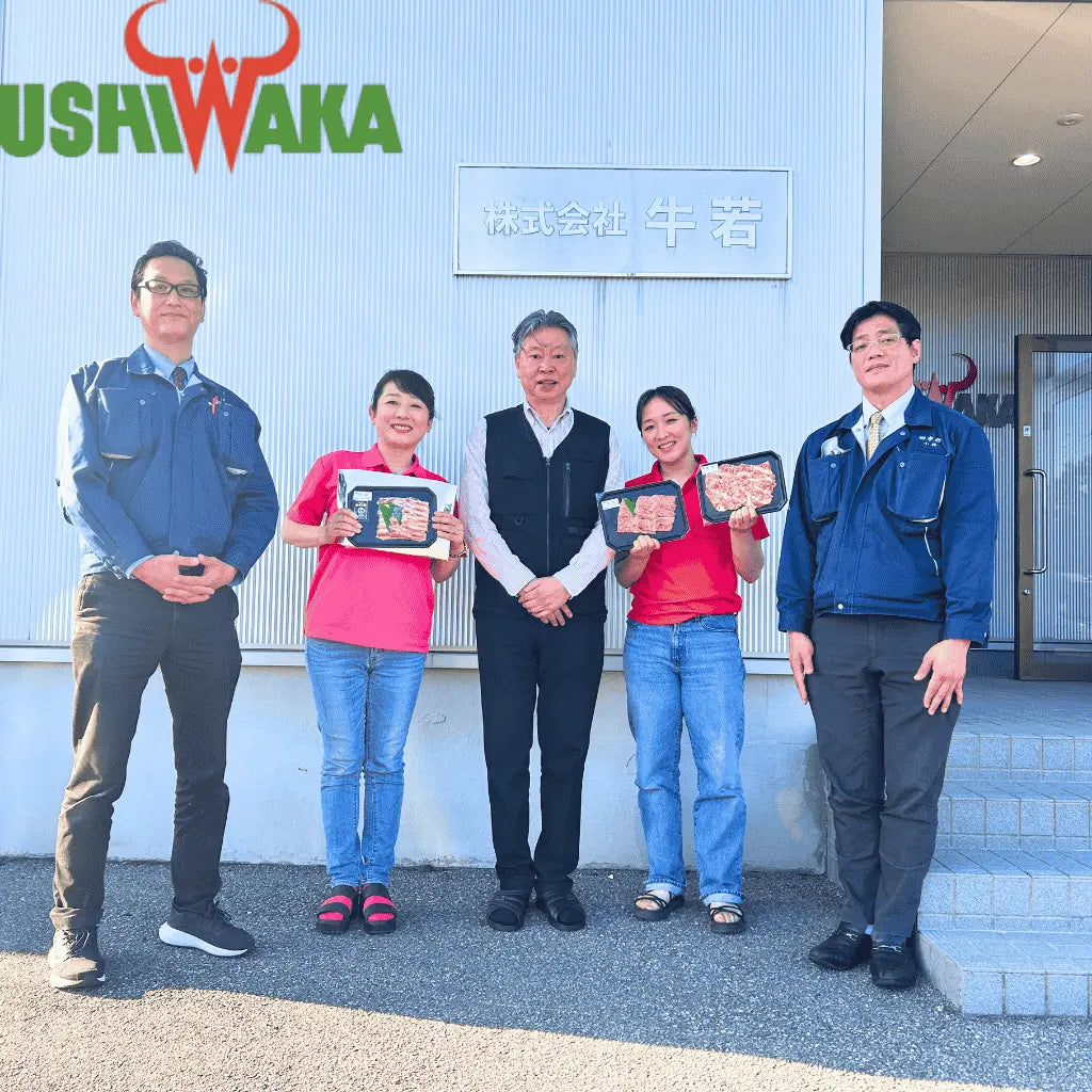 目利きの匠・川口さんと、株式会社牛若スタッフ、南谷母娘の集合写真