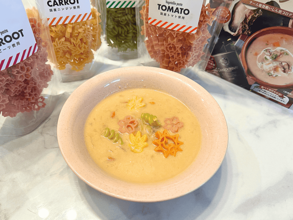 能登牡蠣ホワイトシチューに、茹でた農家のパスタを盛りつけます。シチューが良く絡んで、とても美味しくなります。