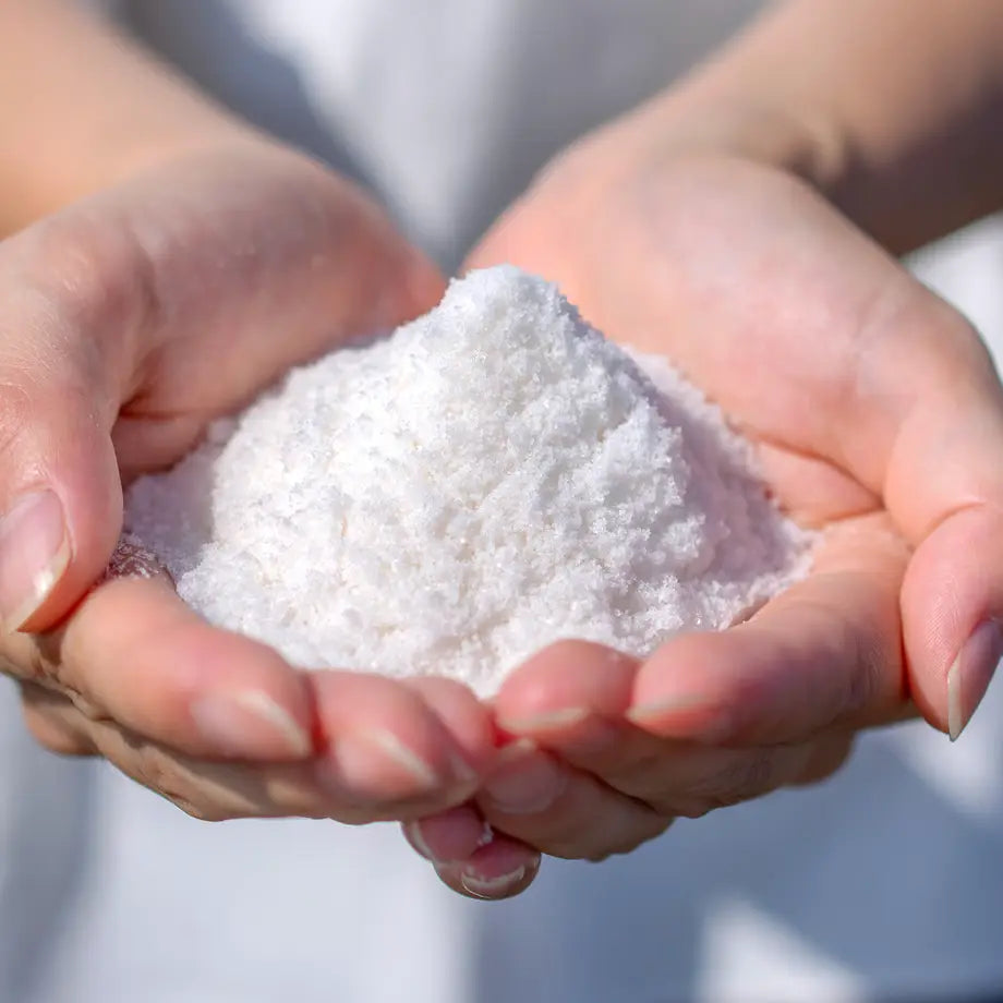 伝統の揚げ浜式塩法で製造された能登塩を使用しています。