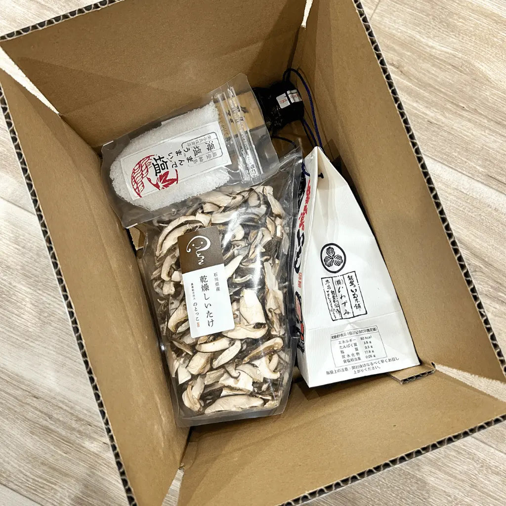 能登でしか買えないお土産・ギフト・贈り物を集めた人気ギフトです。トーストにかけて食べるこんぶ、能登塩、能登のいも、乾燥しいたけの４種類セット