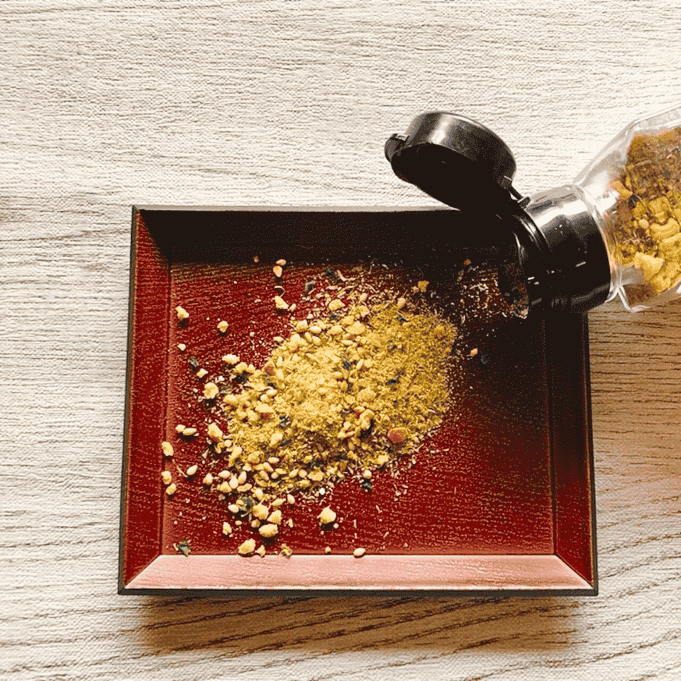 トーストにかけて食べる昆布、瓶の中身を詳細に紹介する写真