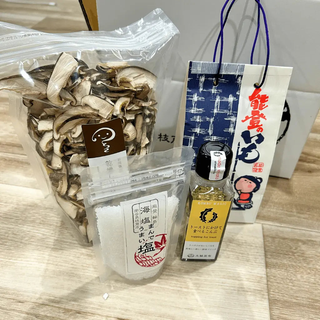 能登でしか買えないお土産・ギフト・贈り物を集めた人気ギフトです。トーストにかけて食べるこんぶ、能登塩、能登のいも、乾燥しいたけの４種類セット