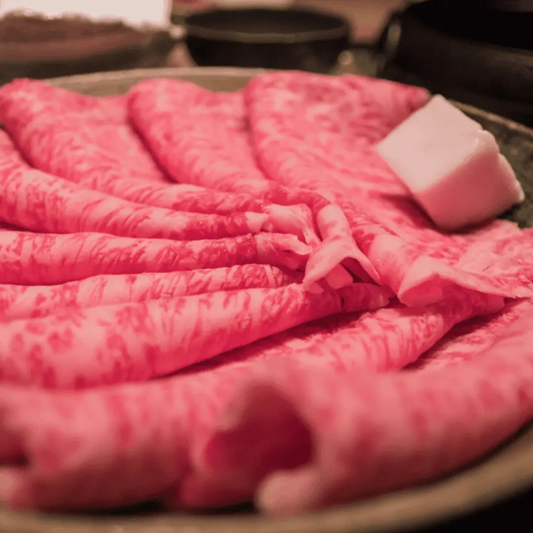 国産黒毛和牛・すき焼き用・８００ｇ・美味しい部分の肩を使っています。ギフトに最適な商品です。